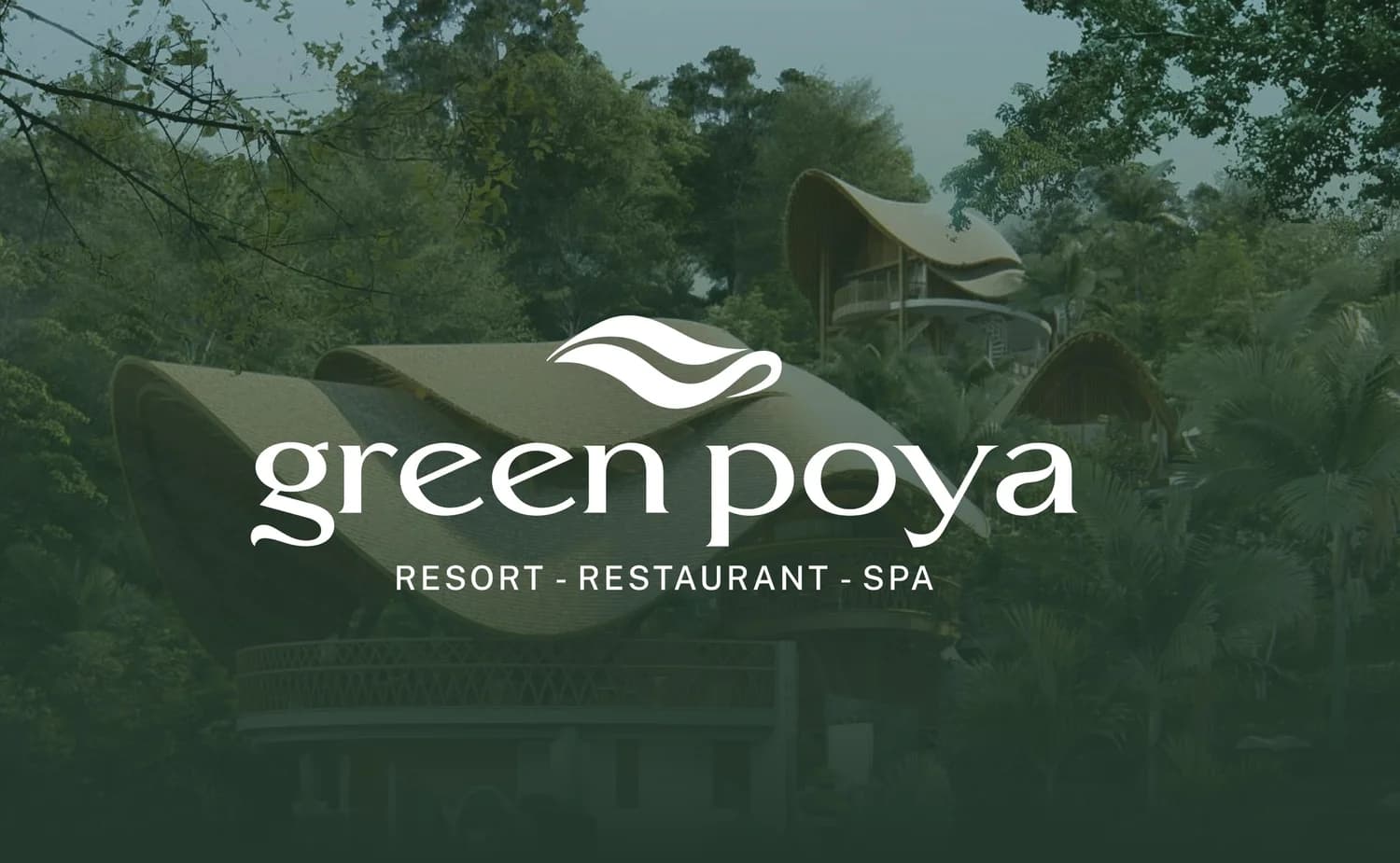 Logo Green Poya sur une photo du resort à Lombok